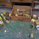 Materialsuche in der Werkstatt