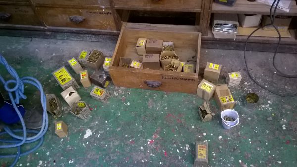 Materialsuche in der Werkstatt
