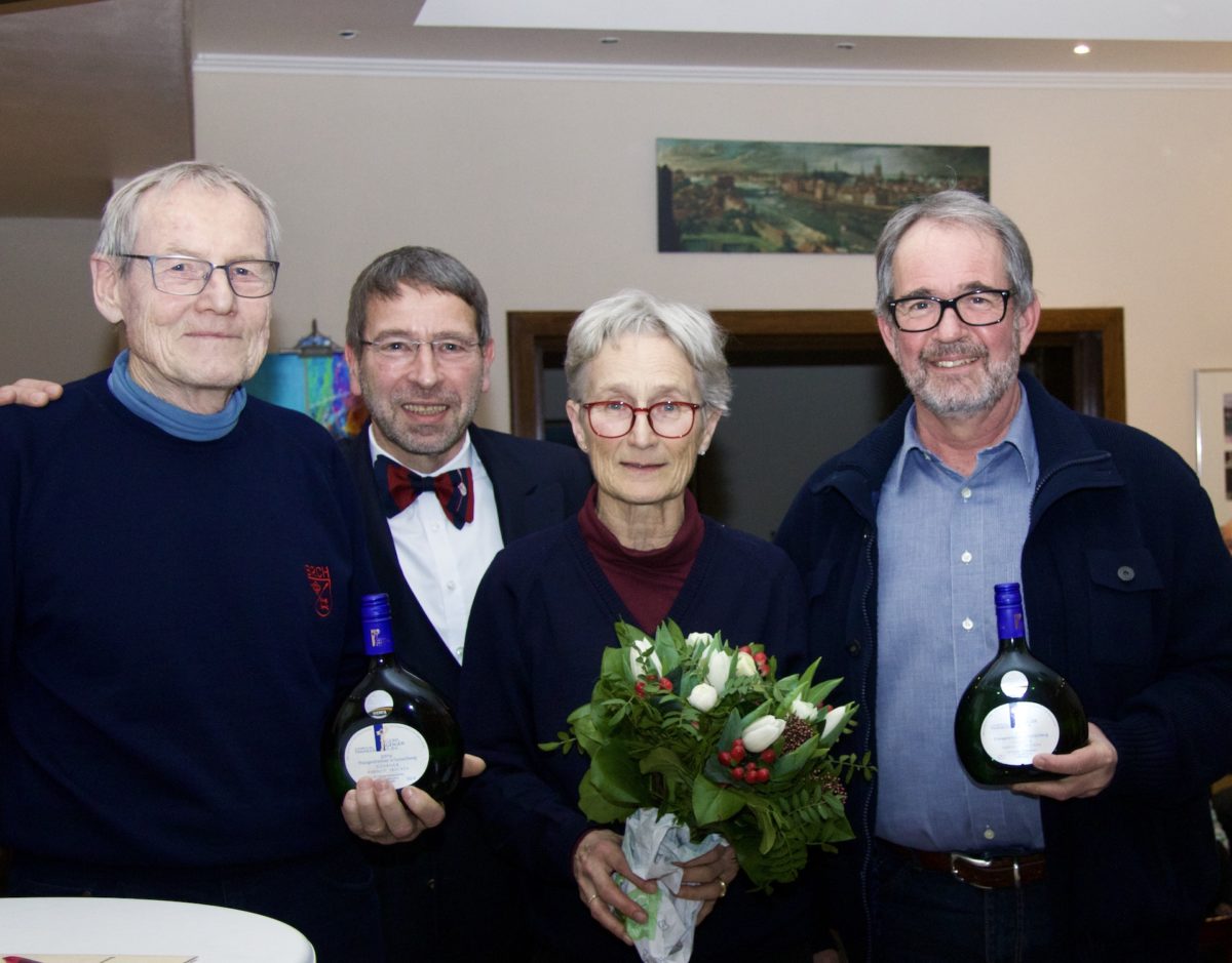 "Klaus Michael gratuliert Bothilde und Hermann Meyer-Richtering (links u. Mitte) und Werner Schneider (rechts) für jeweils mehr als 2500 Ruder-Kilometern in 2019. "